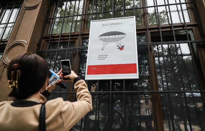 Мелитополь попал на выставку плакатов на тему войны в Запорожье (фото)