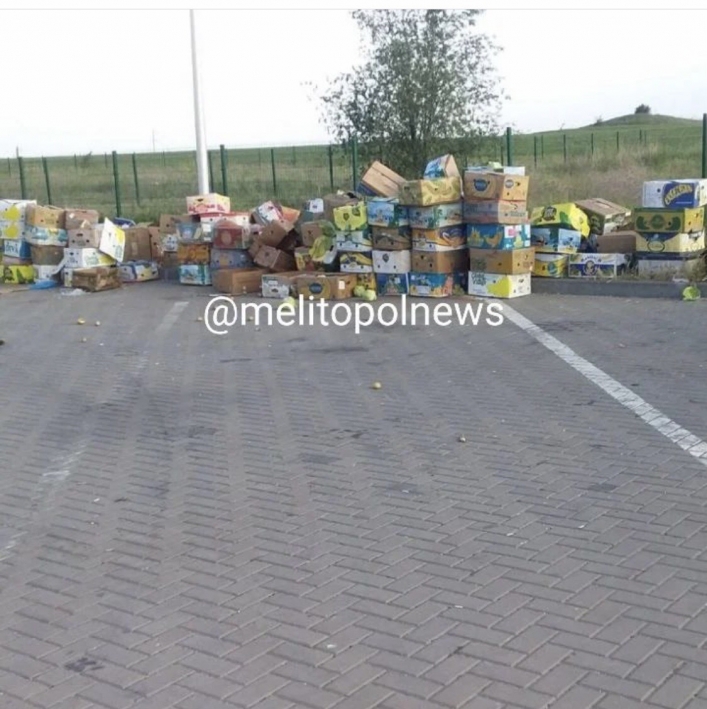 Фуры с овощами из Мелитополя выбросили товар на вражеском блокпосту (фото)