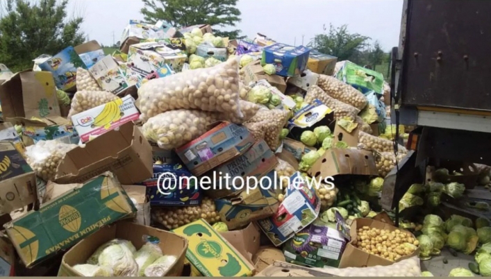 Фуры с овощами из Мелитополя выбросили товар на вражеском блокпосту (фото)
