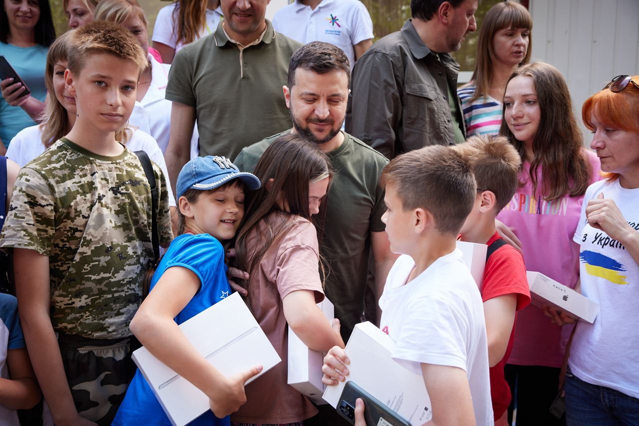 Владимир Зеленский встретился с переселенцами из Мариуполя(Фото1)