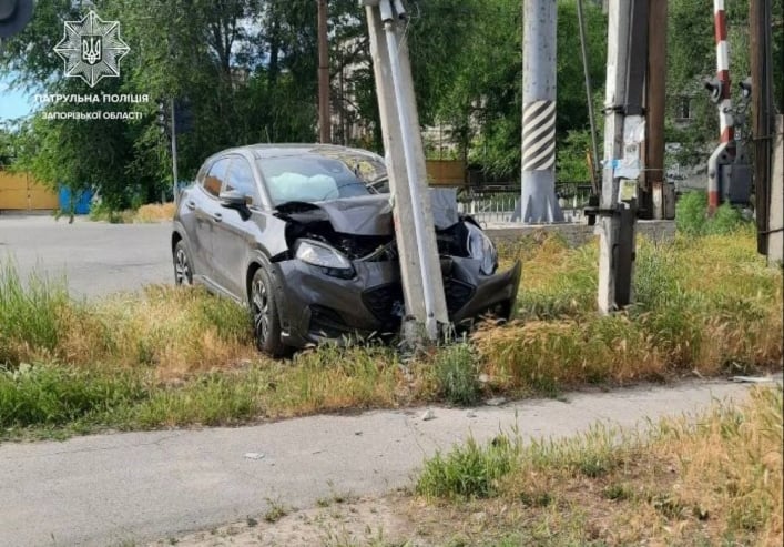 В Запорожье водитель иномарки въехал в электроопору 1