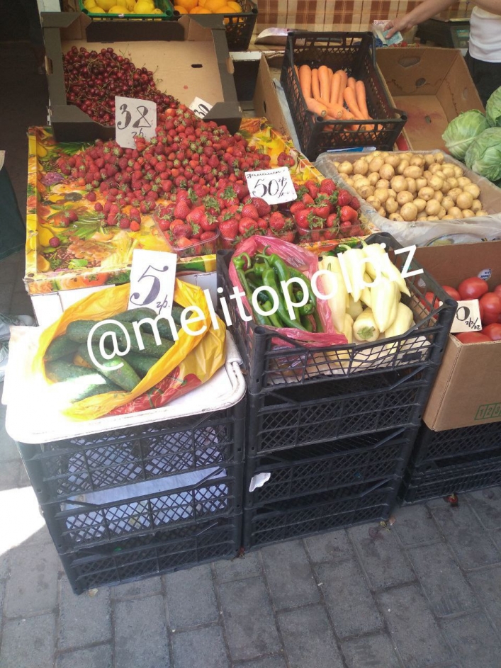 На мелитопольских рынках фрукты и овощи становятся дешевле с каждым днем 2