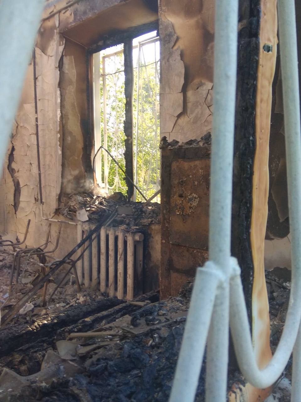 Российские военные в Запорожской области сожгли дотла  сельсовет (фото3)