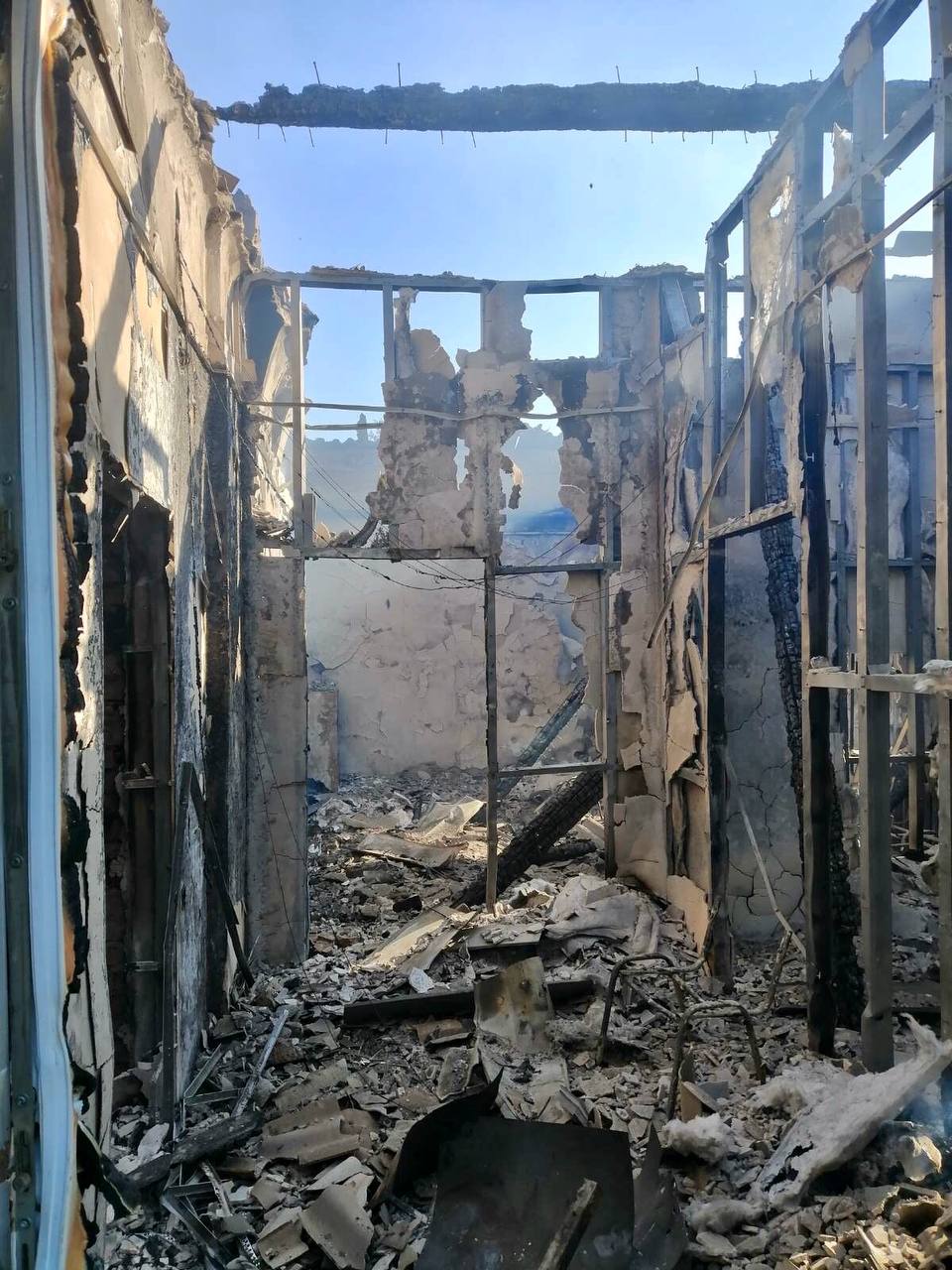 Российские военные в Запорожской области сожгли дотла  сельсовет (фото4)