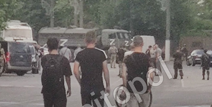 После взрыва в Мелитополе оккупанты проверяют все машины и обыскивают людей – в парк идти опасно (фото)