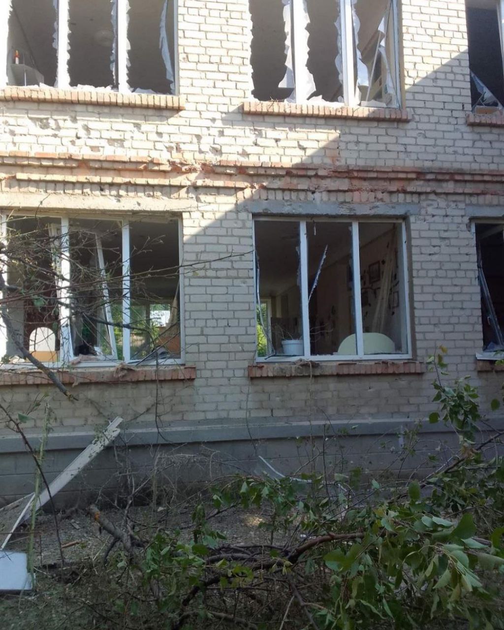 Рашисты продолжают обстреливать детские сады в Запорожской области(фото4)