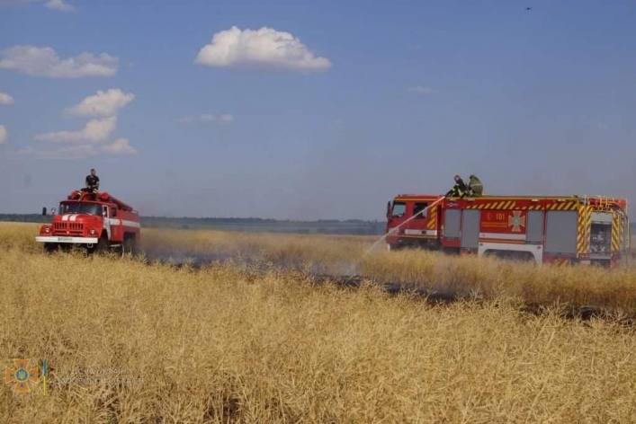 В Запорожской области спасатели и фермера пять часов тушили пожар 2