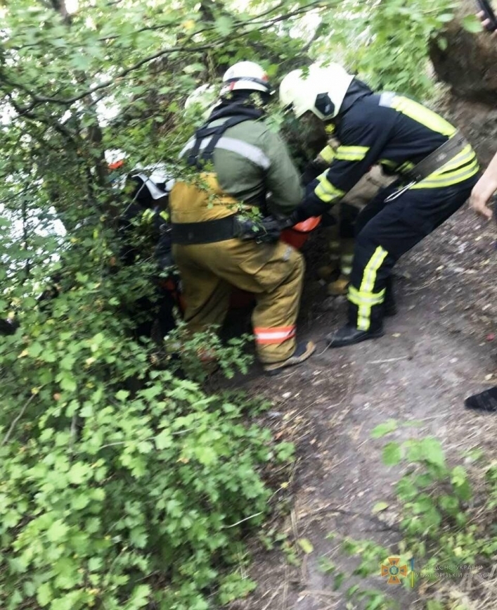 ЧП в Запорожье: мужчина упал со скалы