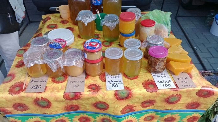 Свежий мед, дешёвые овощи и фрукты  - что почем на рынках Мелитополя (фото)