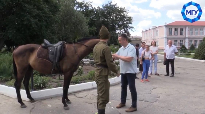 В Мелитополе коллаборант оседлал коня и открывает в общежитии бордель 