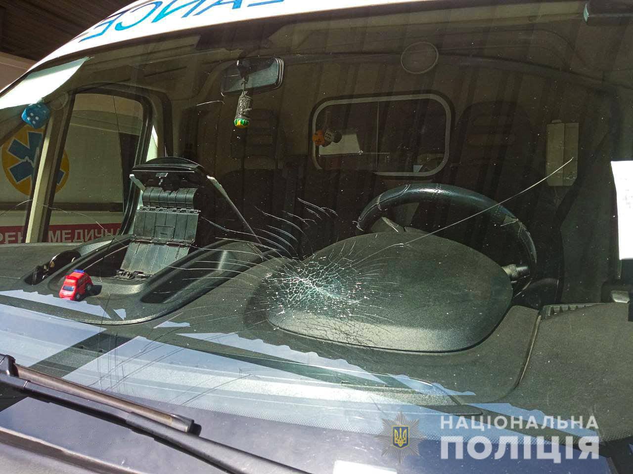 В Запорожье пьяный дебошир повредил машину скорой помощи
