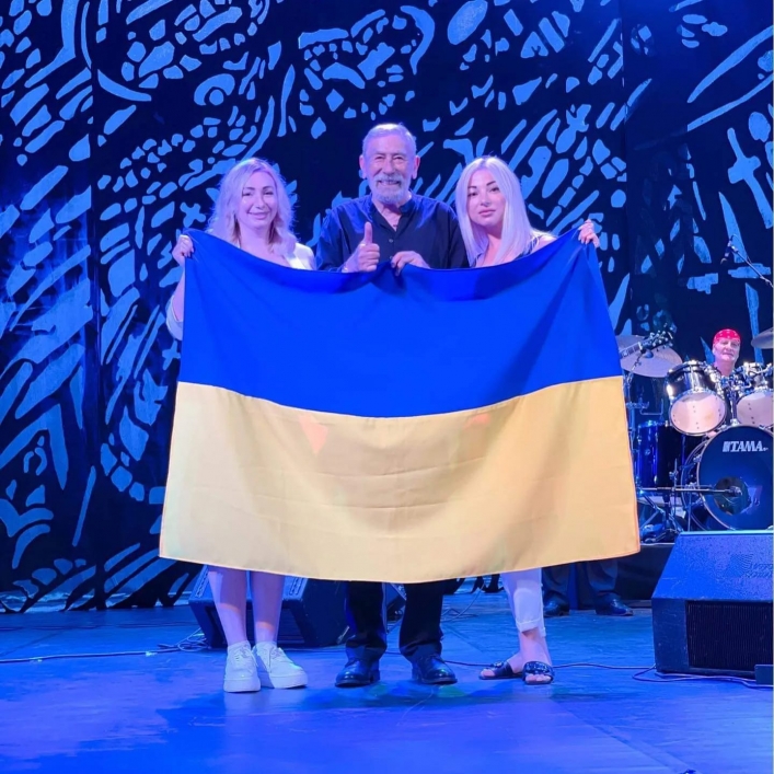 Жительницы Мелитополя передали Вахтангу Кикабидзе флаг Украины 1