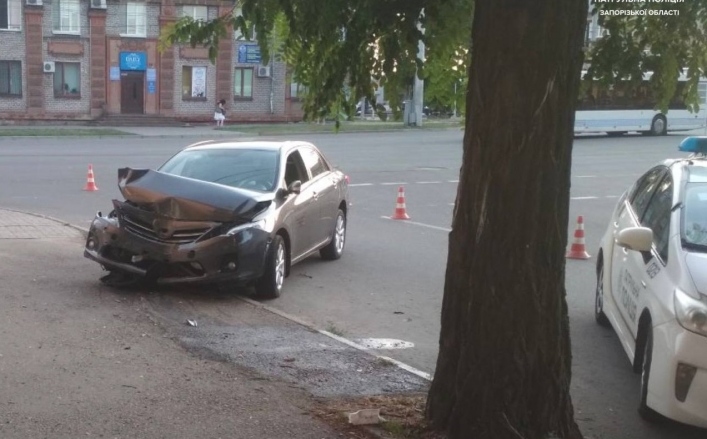 В центре Запорожья пьяный водитель Toyota совершил два ДТП (фото)