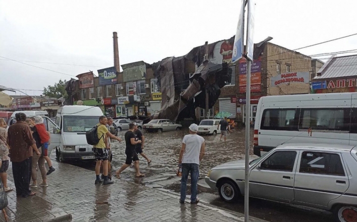 В Мелитополе устраняют последствия разрушений после непогоды (видео)