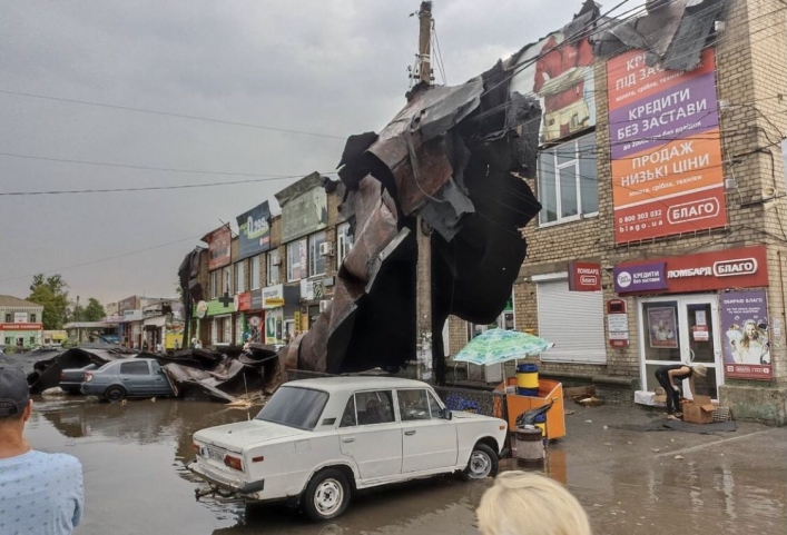 В Мелитополе устраняют последствия разрушений после непогоды (видео)