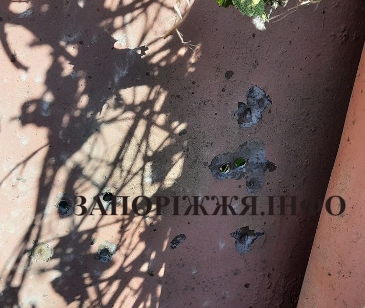 Оккупанты снарядом попали в жилой дом в Энергодаре (фото2)