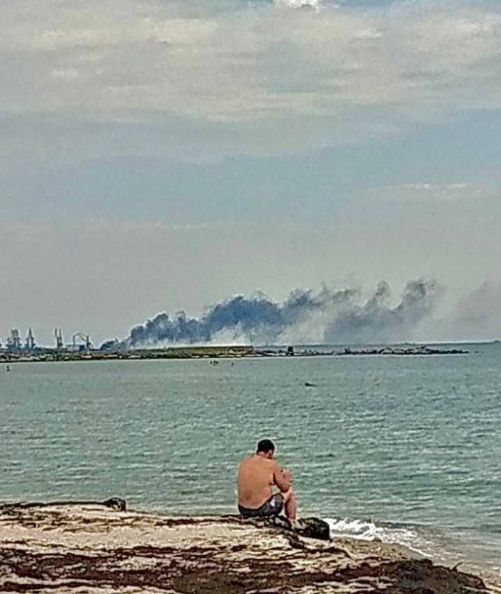 Над портом Бердянска густой черный дым