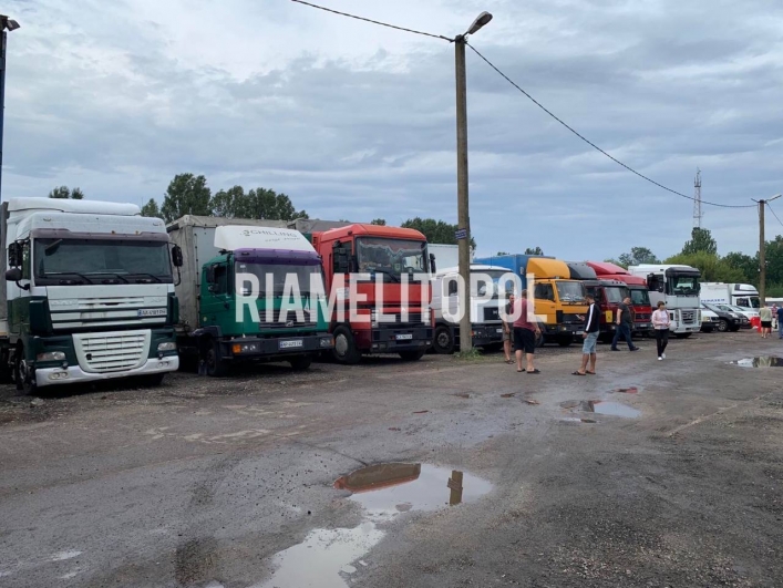 Водители из Мелитополя уже 10 сутки живут на авторынке в Запорожье (фото, видео)