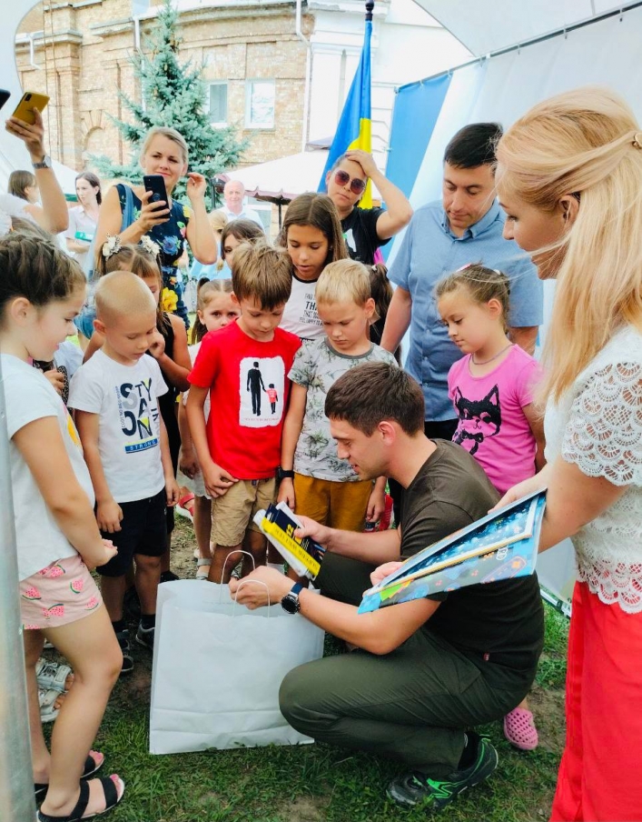 Ученикам первых классов мэр Мелитополя вручил школьные наборы (фото, видео)