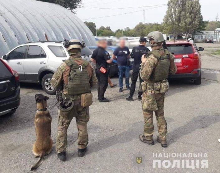 Требовали взятки и часть отдавали чиновникам - в Запорожье задержали вымогателей, ускорявших выезд в Мелитополь (фото)