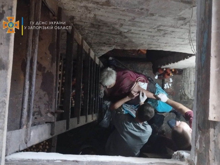 В Запорожской районе пенсионерка упала в глубокий подвал дома 