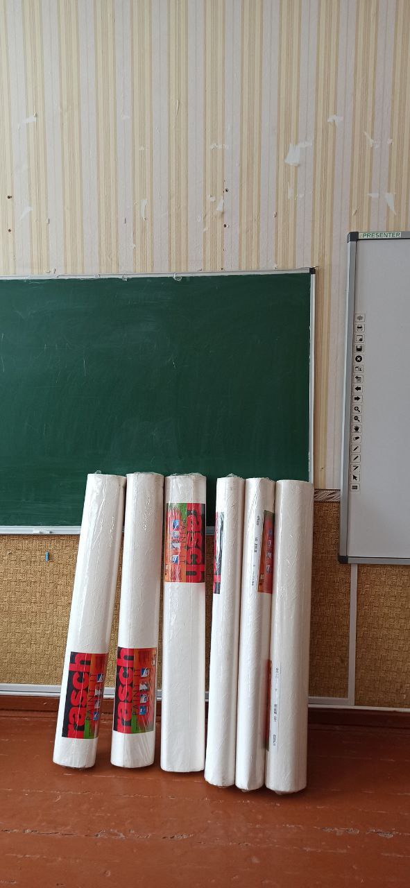 Кирилловским школьникам подарили кондиционер и обои (фото)