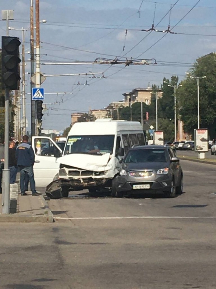 В центре Запорожья маршрутка с пассажирами попала в ДТП 2