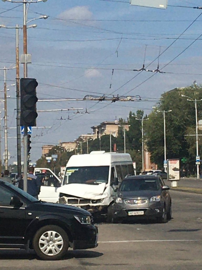 В центре Запорожья маршрутка с пассажирами попала в ДТП 1