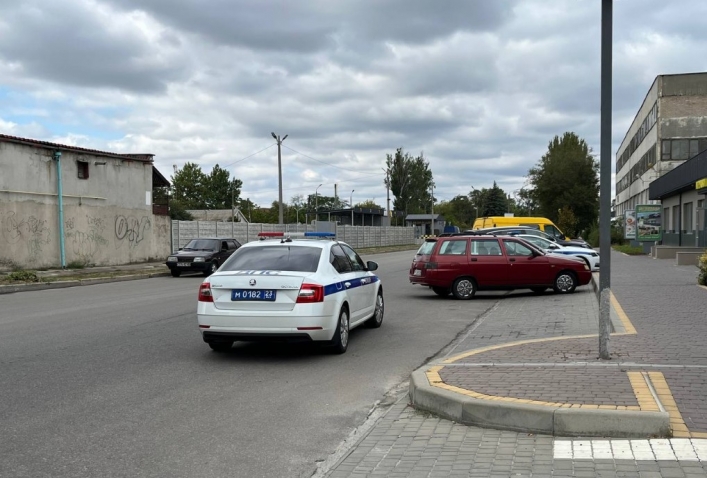 В Мелитополе сотрудники фейкового ГИБДД удивляли мастерством парковки (фото)