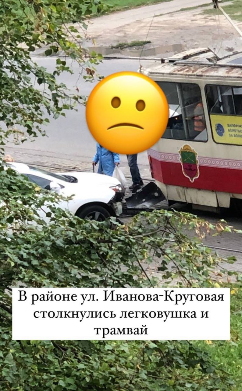 В Запорожье легковой автомобиль врезалась в трамвай 