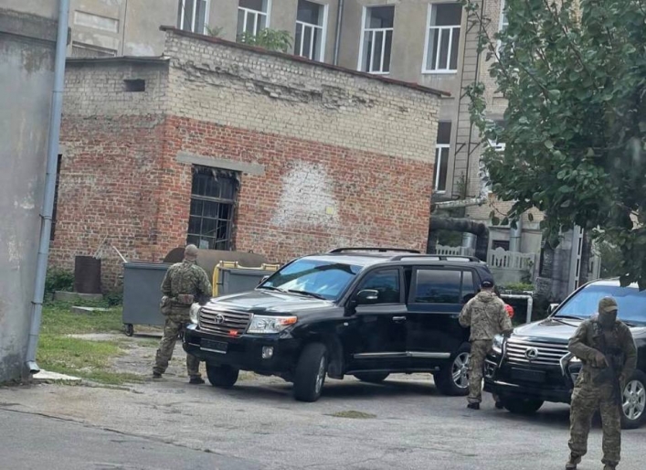 В Мелитополь для охраны коллаборантов завезли из рф СОБР и разместили в жилых кварталах технику