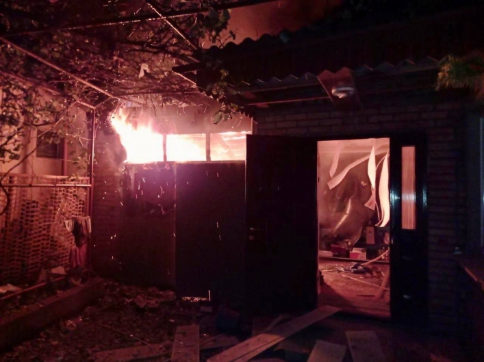 Ночью оккупанты обстреляли Запорожскую область – пожар охватил частный дом 3