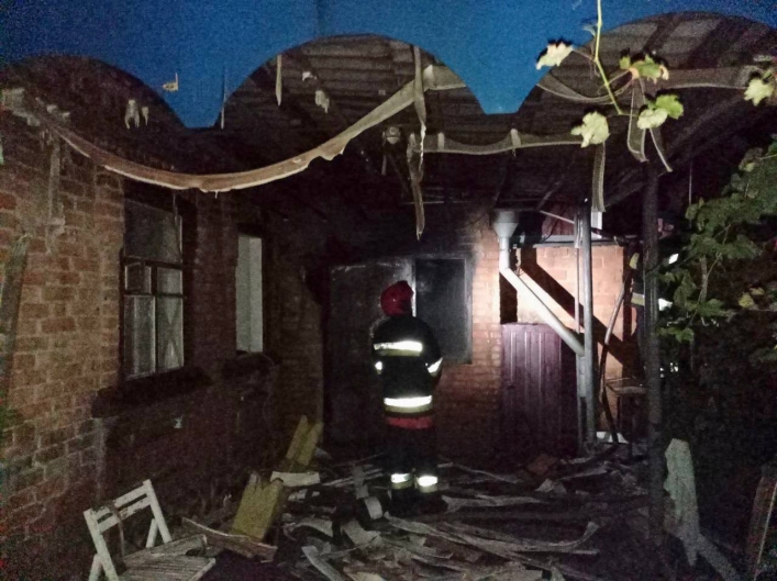 Ночью оккупанты обстреляли Запорожскую область – пожар охватил частный дом 2