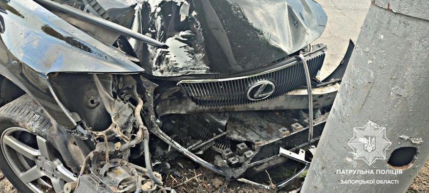 В Запорожье водитель автомобиля Lexus на скорости врезался в электроопору 