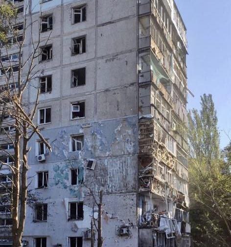 Обстрел Запорожья: вражеская ракета упала во двор многоэтажки 