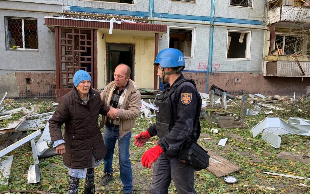 В Запорожье продолжаются спасательные работы после ракетного удара