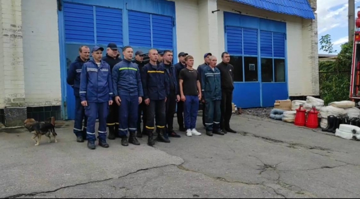 В Мелитополе пожарный коллаборант пиарится на передаче рухляди из россии