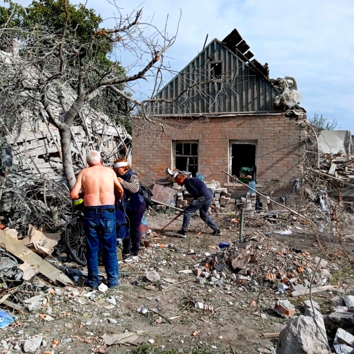 200 жителей Мелитополя помогают спасателям в Запорожье разбирать завалы после ракетных ударов (фото, видео)