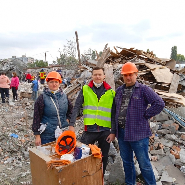 200 жителей Мелитополя помогают спасателям в Запорожье разбирать завалы после ракетных ударов (фото, видео)