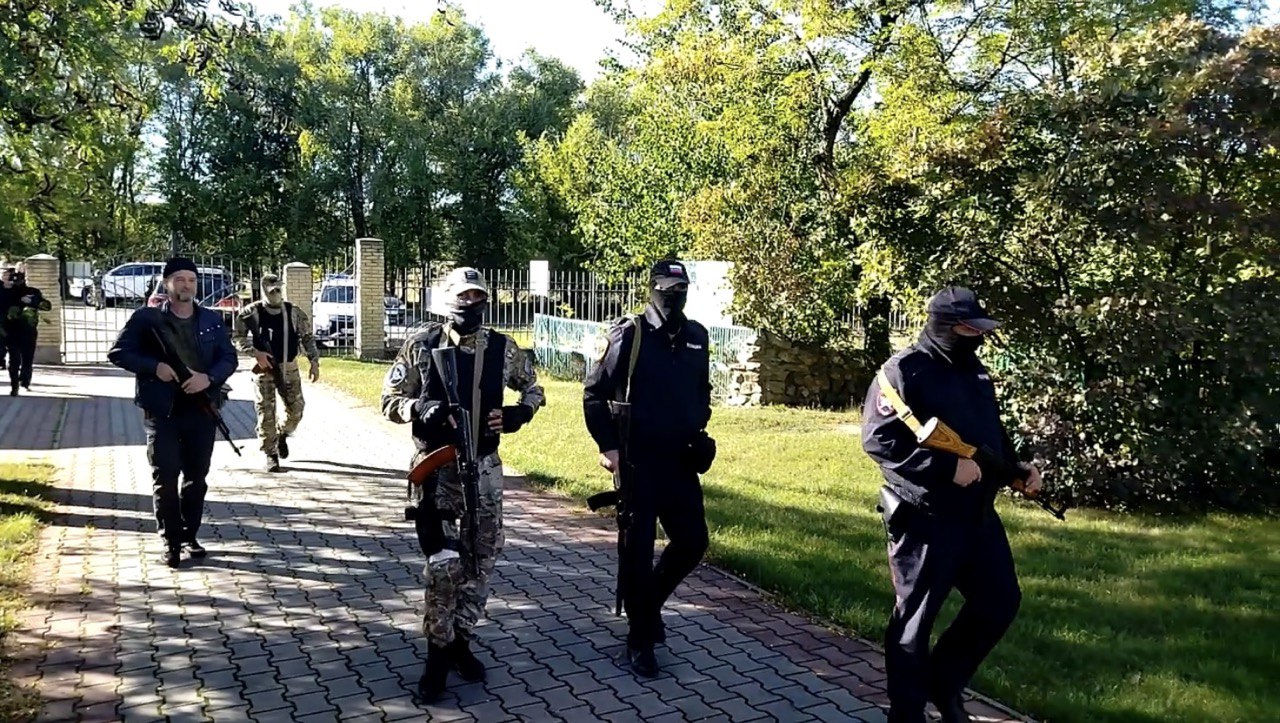 В Мелитополе предатели-полицаи, вооружившись до зубов, в бронежилетах вышли на экскурсию 