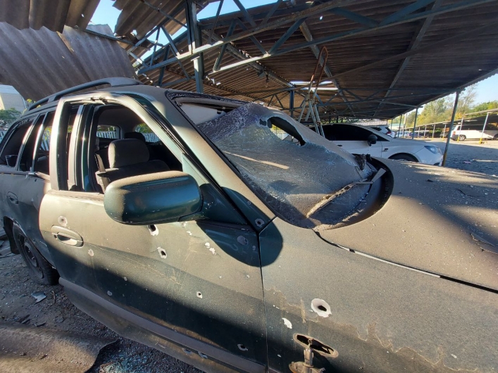 В Запорожье из-за ракетного удара разрушена автостоянка: более десятка автомобилей повреждены