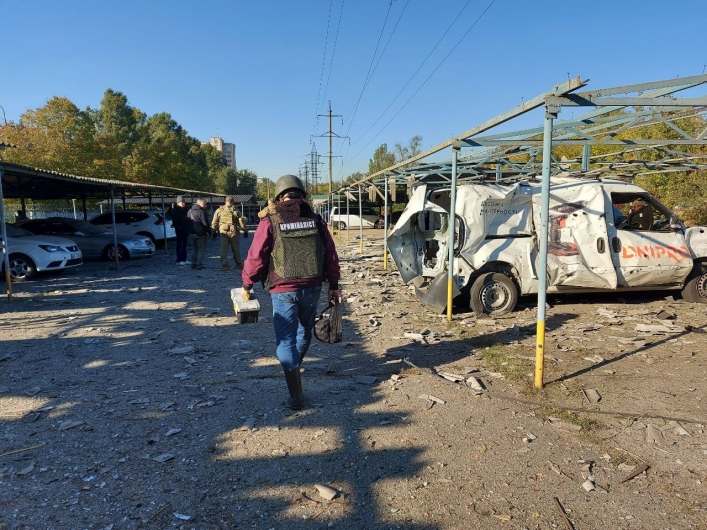 В Запорожье из-за ракетного удара разрушена автостоянка: более десятка автомобилей повреждены 4
