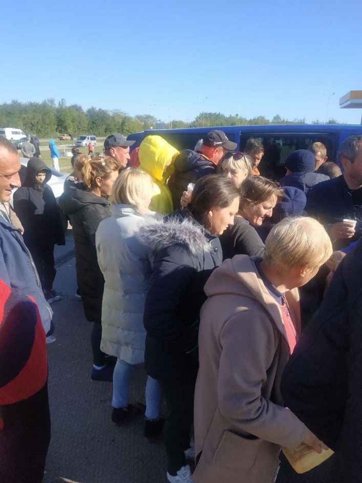 Мелитопольские волонтеры накормили застрявших на блокпосту в Васильевке людей 1