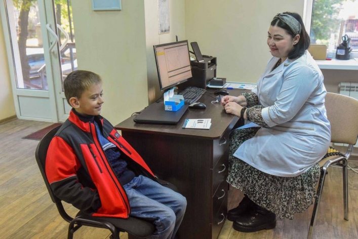 Фонд Рината Ахметова подарил 7-летнему мелитопольцу возможность слышать (фото)