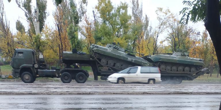 Рашисты перебрасывают свою технику в Запорожскую область через Мариуполь 