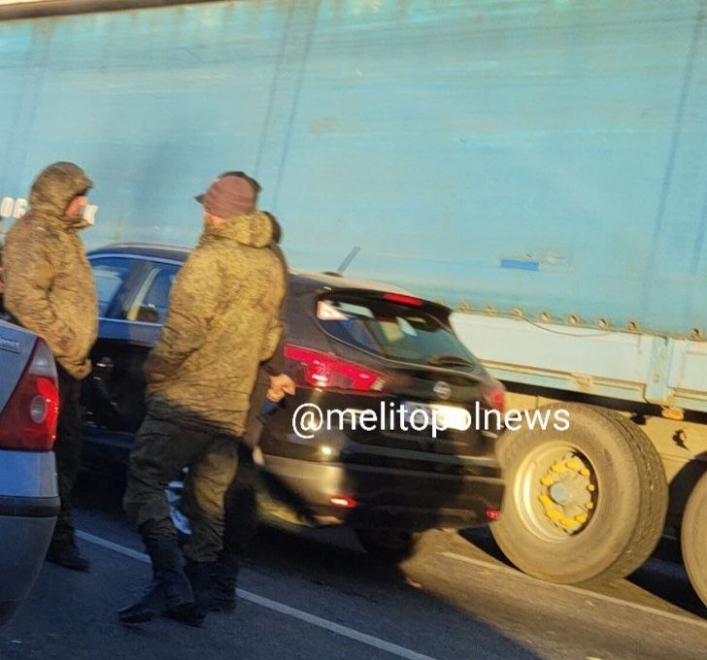 В Мелитополе КАМАЗ оккупантов протаранил легковушку (фото)