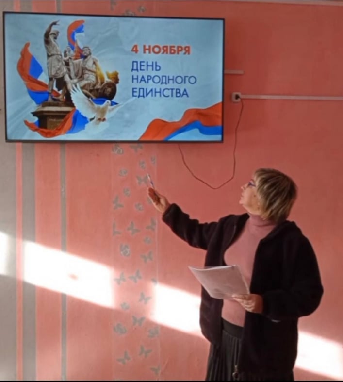 Под Мелитополем ссучившаяся учительница рассказывает детям о народном единстве 