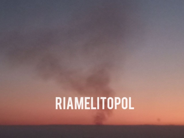 В Мелитополе раздается серия мощных взрывов и виден дым (фото)