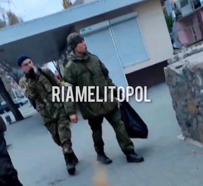 До Мелітополя завезли мобілізованих росармії у кедах, а місцевих не підпускають до аеродрому