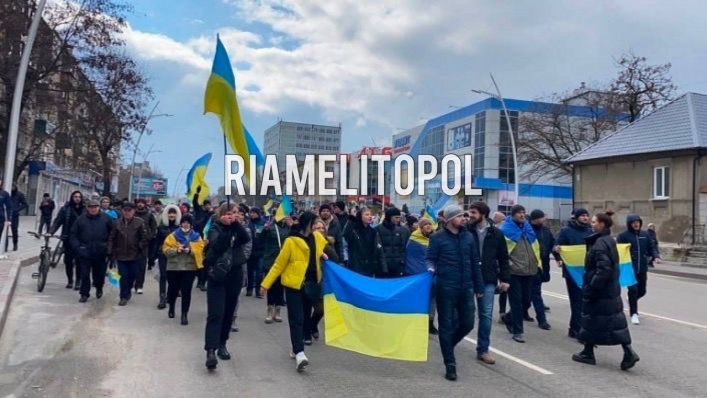 Во время маршей протеста, когда колонна шла по улицам города с флагами Украины, 3